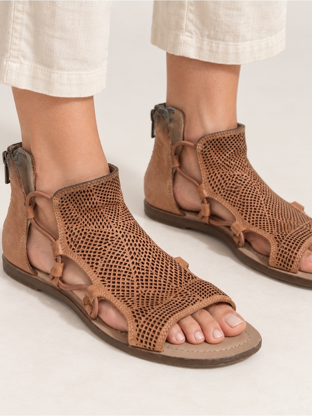 Lucky Brand Bartega Tan Leather Gladiator Sandals Size 7.5M EU 38 Flawed
